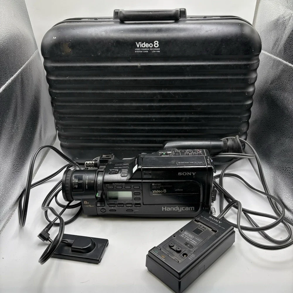 Sony CCD-F70 Camcorder, Hard Shell Case, Accessories VTG Video 8 NTSC Video READ